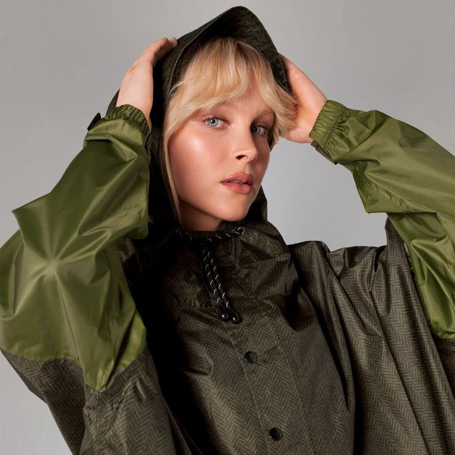 Anorak impermeable Rainkiss vert avec capuche, protection ideale pour cyclistes urbains sous la pluie