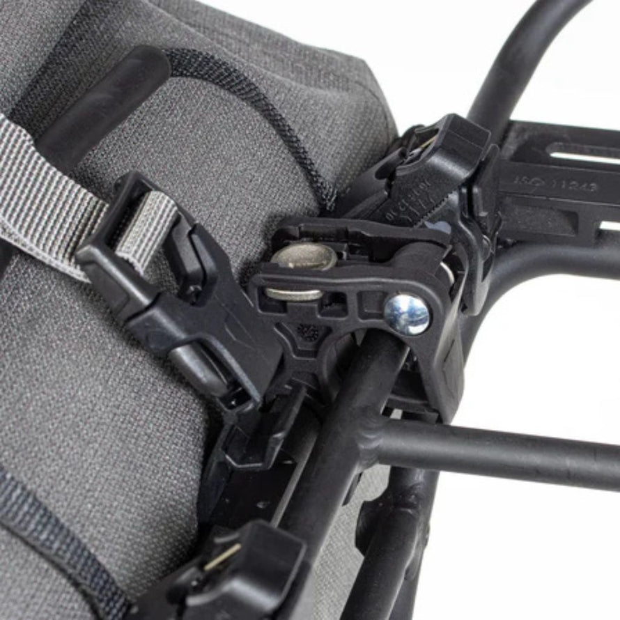 Antivol Ortlieb pour sécuriser les sacoches QL2 sur porte-bagages de vélo