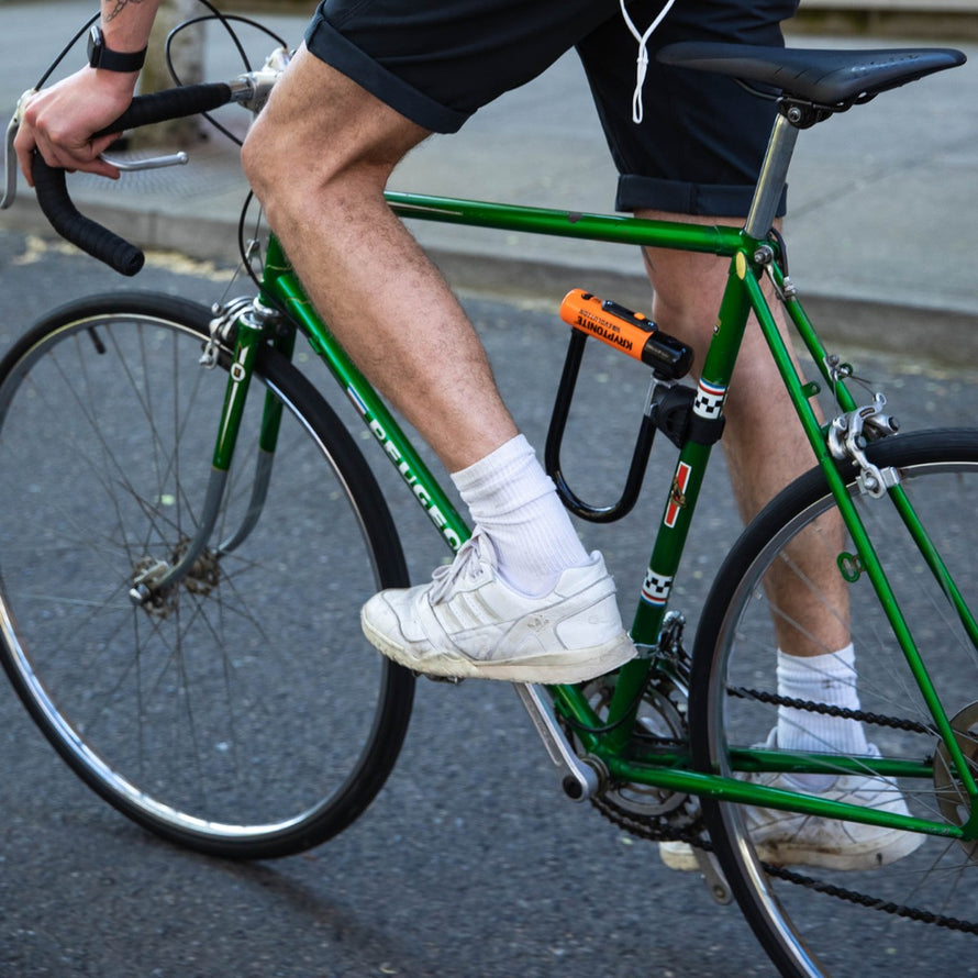 Antivol U combiné Evolution Mini-7 avec câble flex de Kryptonite fixé sur cadre de vélo vert