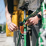 Antivol U mini-5 Evolution Kryptonite en action pour sécuriser un vélo en milieu urbain