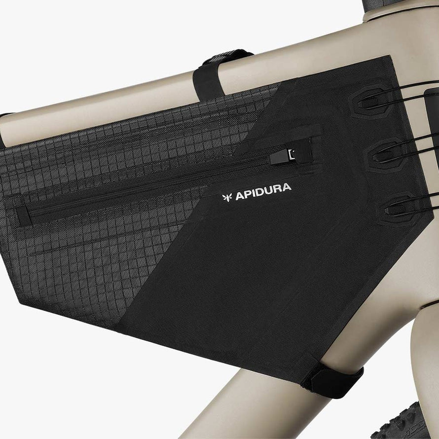 Sacoche de cadre Apidura Aero Frame noire avec fermeture zip, légère et résistante pour vélo route et gravel