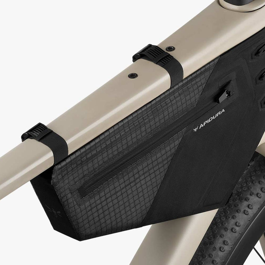 Sacoche cadre Apidura Aero Frame noire compacte et durable pour vélo route et gravel, idéale pour sorties longues