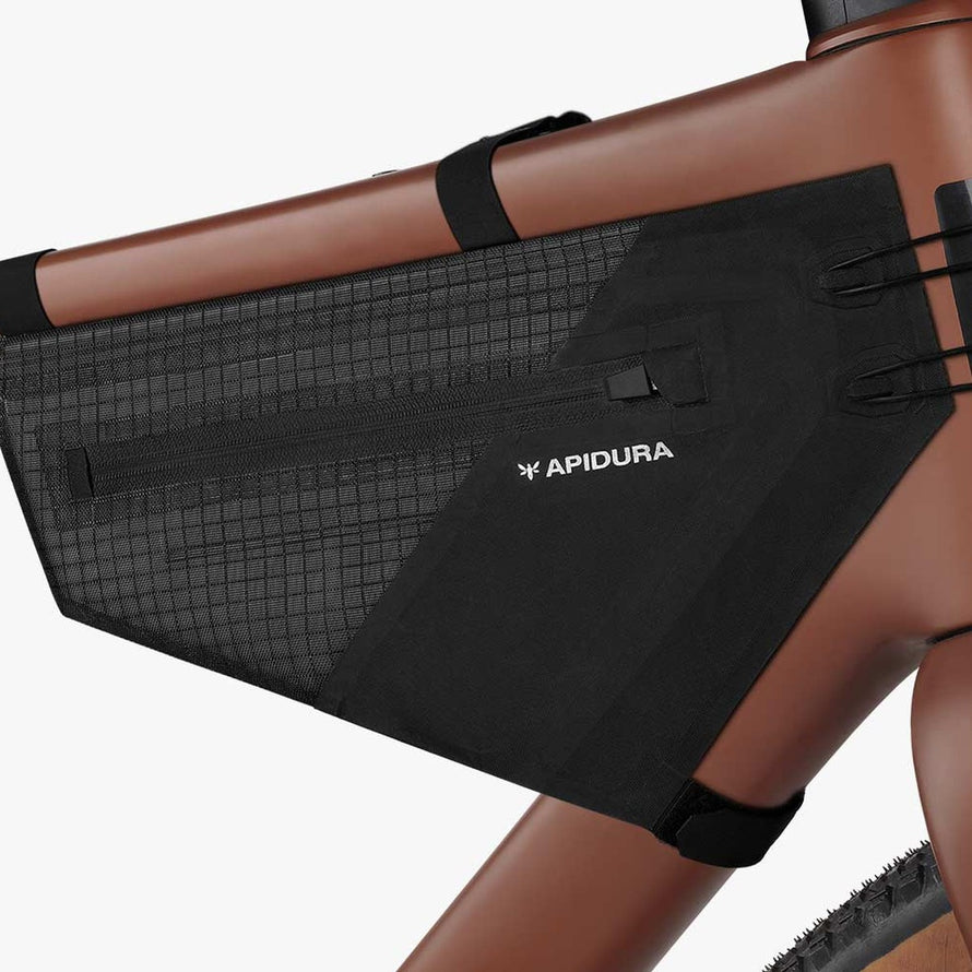 Sacoche cadre Apidura Aero Frame noire, design aerodynamique, legere et robuste pour velo route et gravel