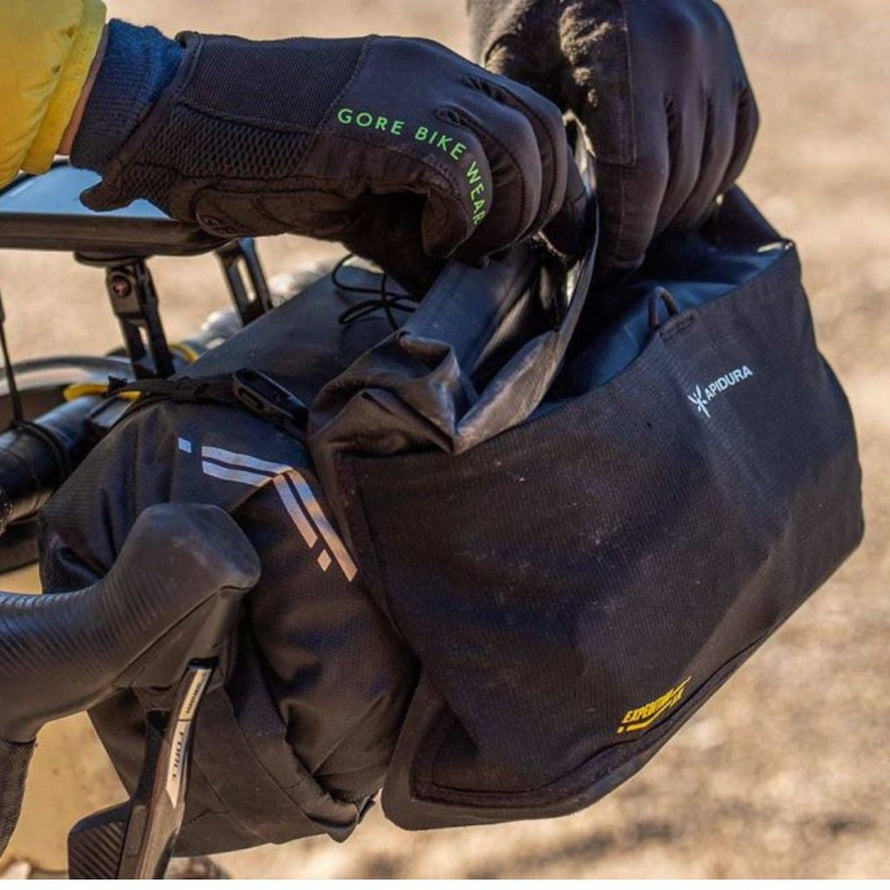 Sacoche de cadre Apidura Expedition Frame Pack noire, grande capacité et imperméable pour aventures et bikepacking