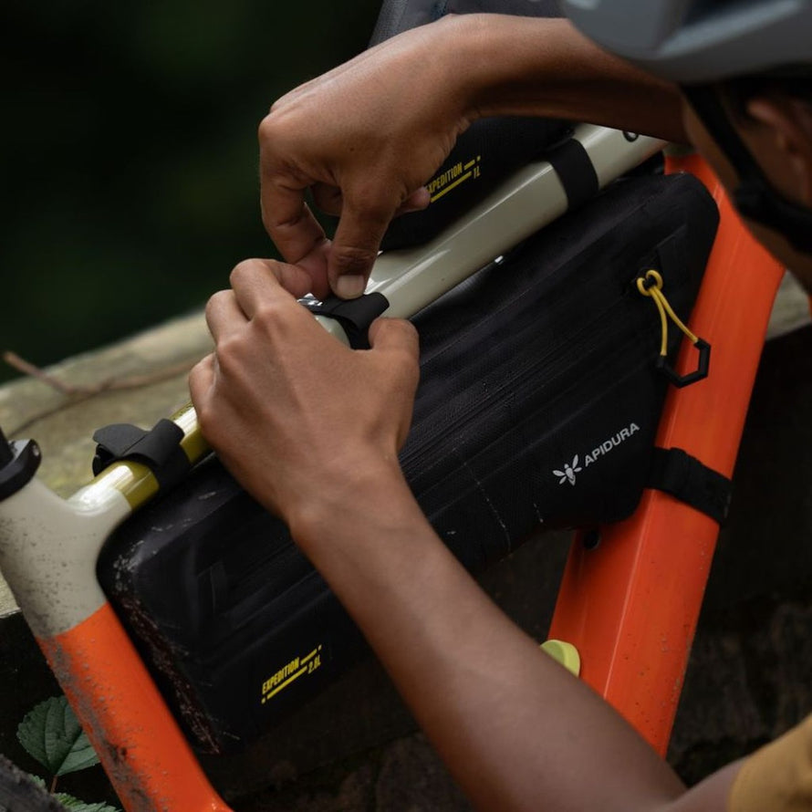 Sacoche de cadre Apidura Expedition Frame Pack noire, robuste et étanche, idéale pour bikepacking et aventures longues