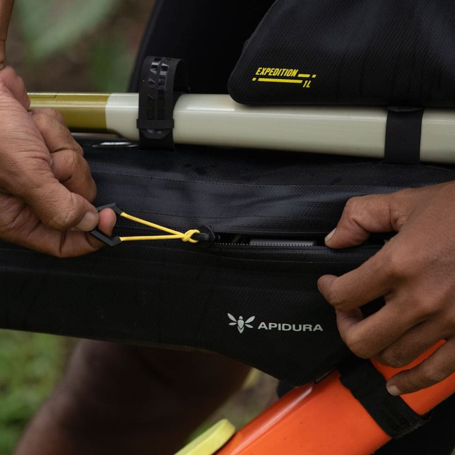 Sacoche de cadre Apidura Expedition Frame Pack noire avec fermeture éclair facile pour vélo d'aventure