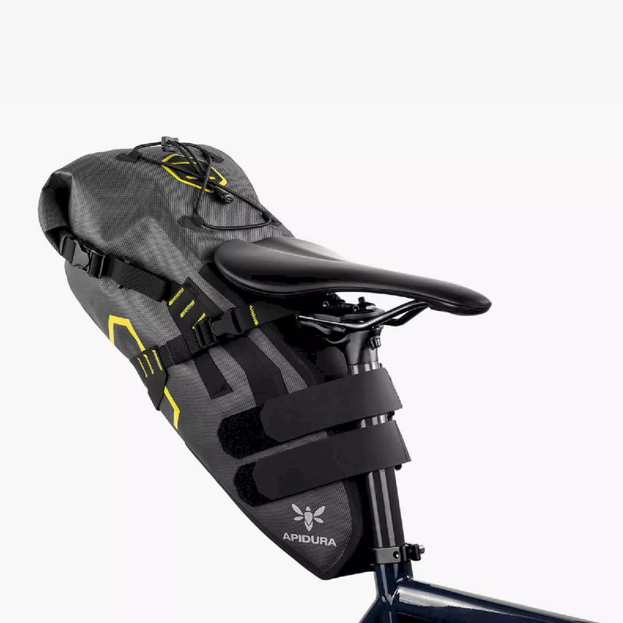 Sacoche de selle bikepacking Apidura Expedition pour vélo gravel et voyage à vélo, vue trois-quarts 14L