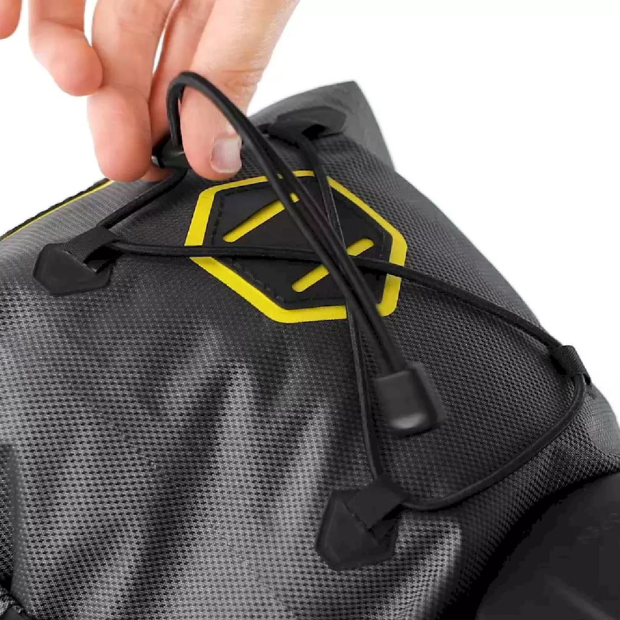 Détail du système de fixation de la sacoche de selle Apidura Expedition