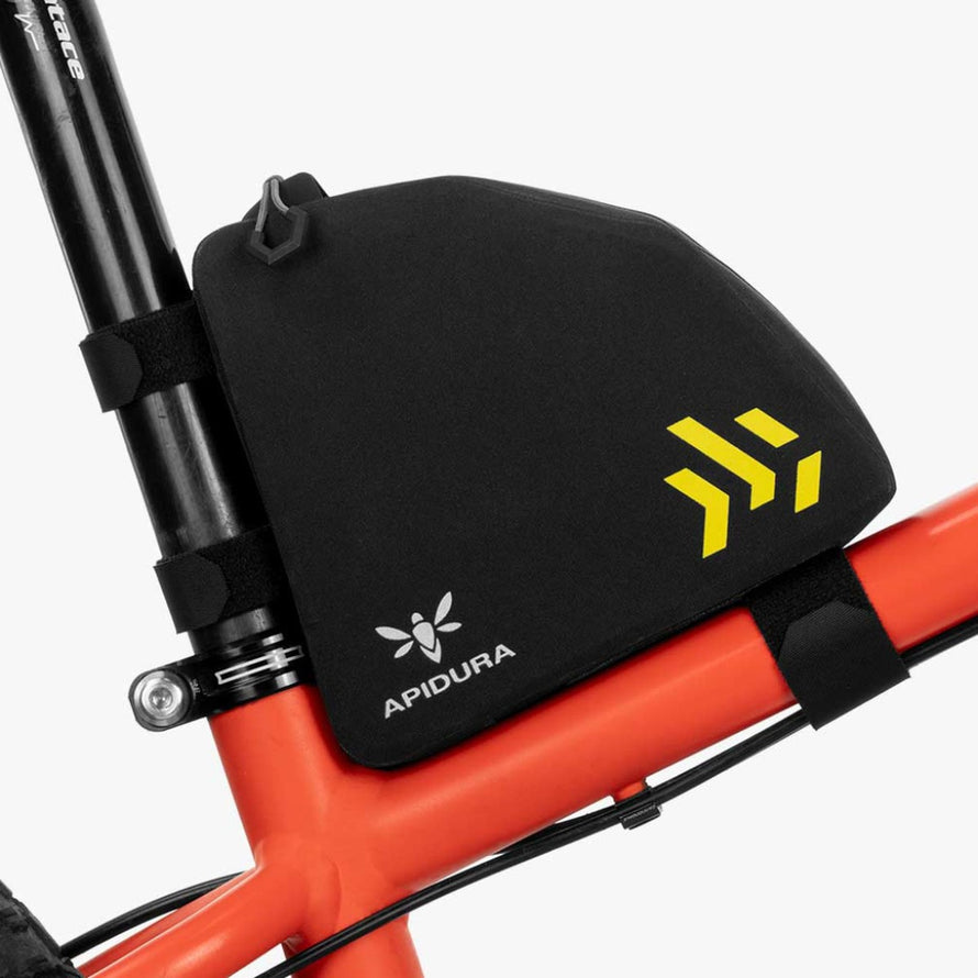 Sacoche de cadre Apidura Backcountry Rear Top Tube 1L noire, étanche et légère pour aventures bikepacking