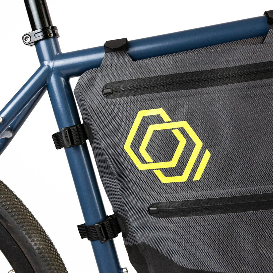 Détail sacoche de cadre Apidura Full Frame Expedition pour vélo aventure, tissu résistant et fixation sécurisée