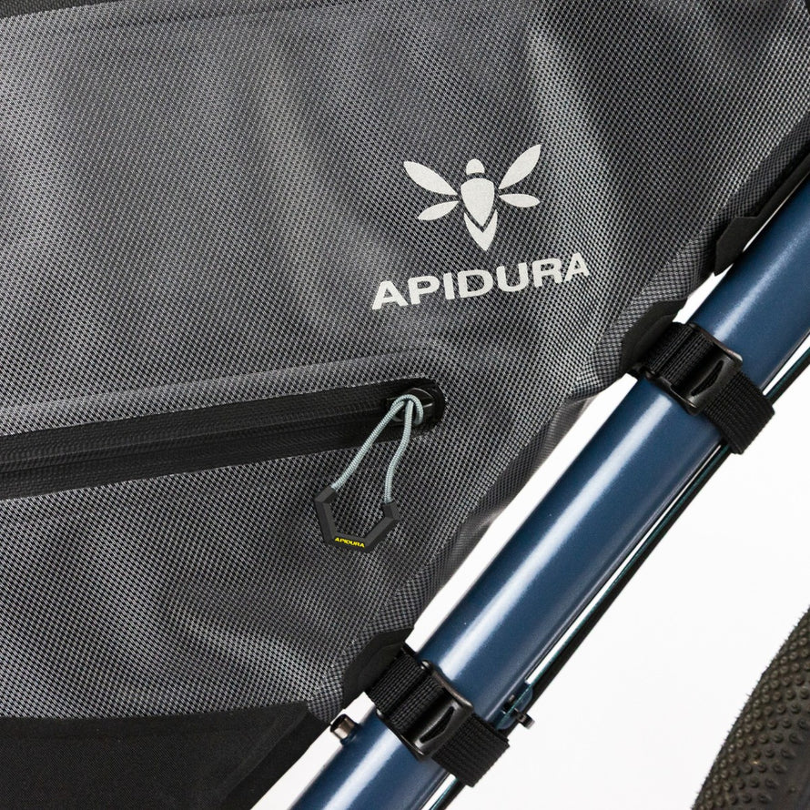Zoom sur la fermeture éclair et fixation de la sacoche de cadre Apidura Full Frame Expedition pour bikepacking