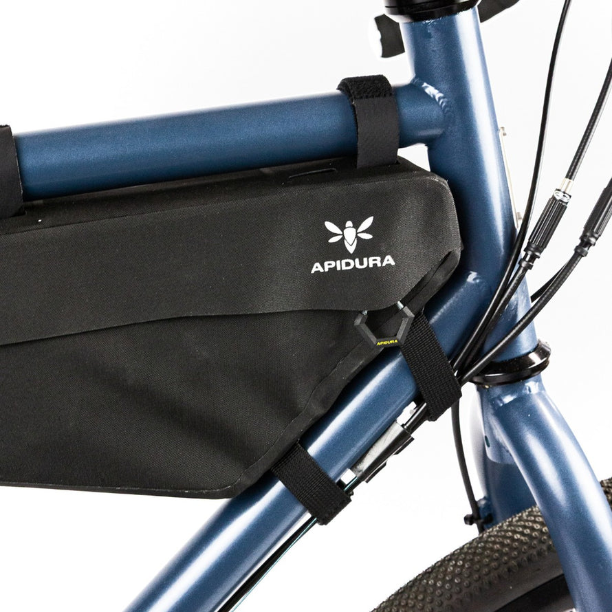 Sacoche de cadre Apidura Frame Pack Racing noire pour vélo, idéale pour le transport léger et les longues sorties