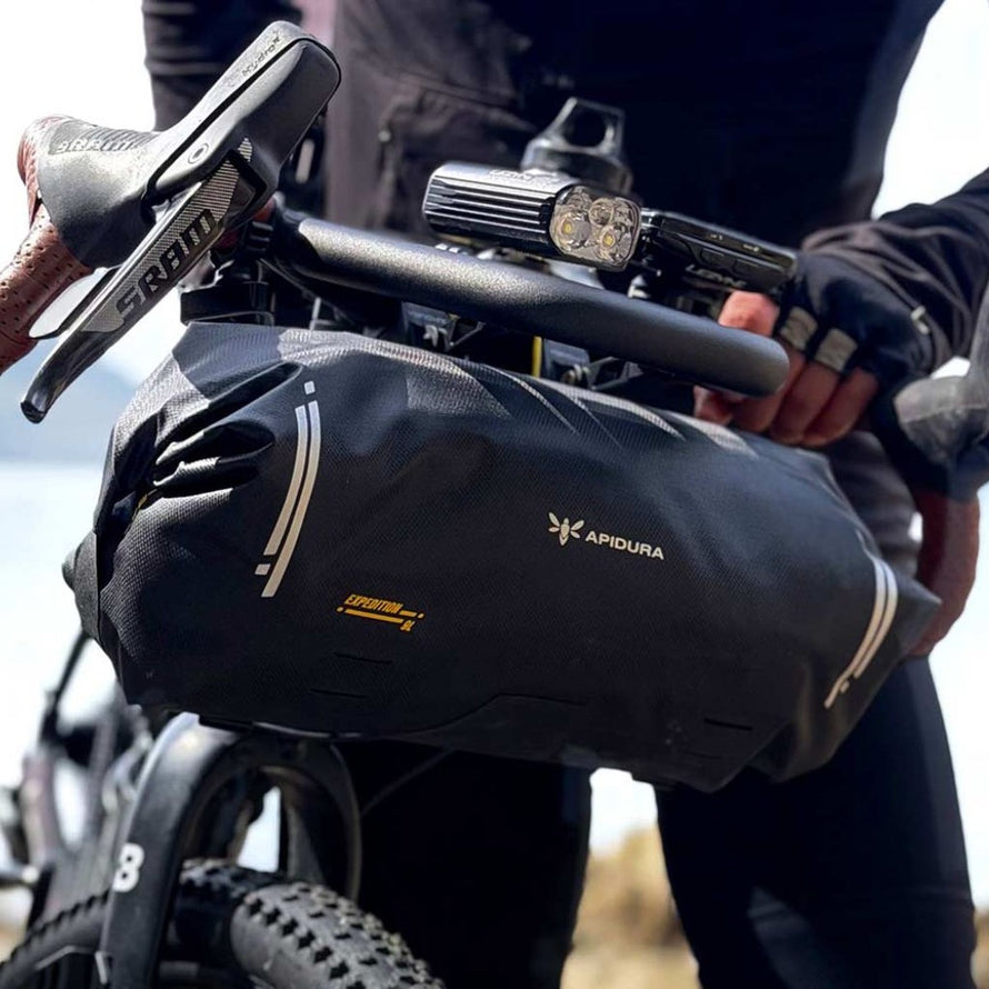 Sacoche de guidon Apidura Expedition pour bikepacking, robuste et imperméable, idéale pour longues aventures à vélo