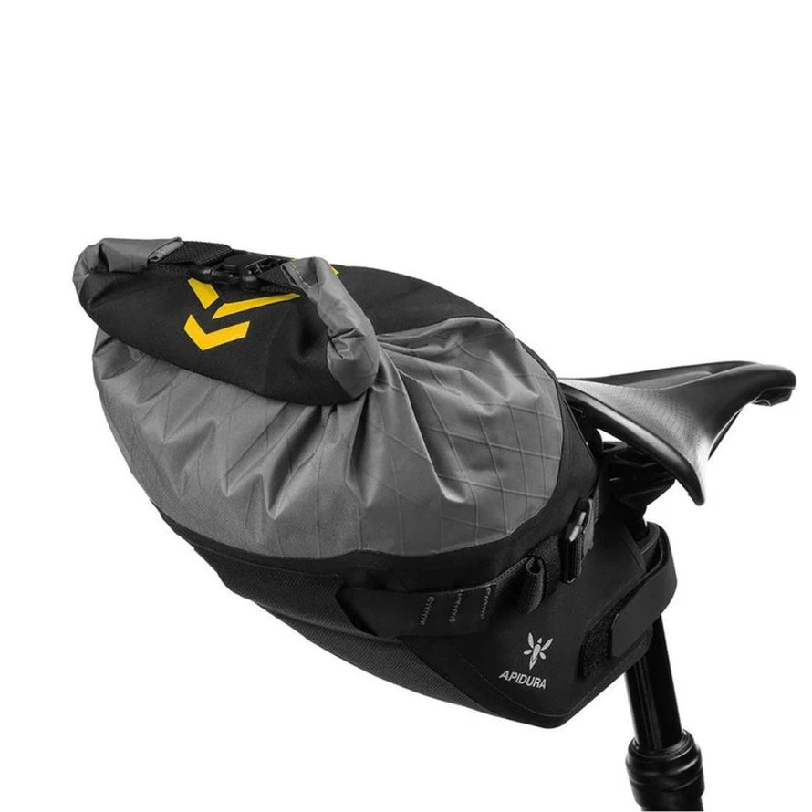 Sacoche de selle bikepacking Apidura Backcountry 6L grise et noire, étanche et robuste pour voyages vélo