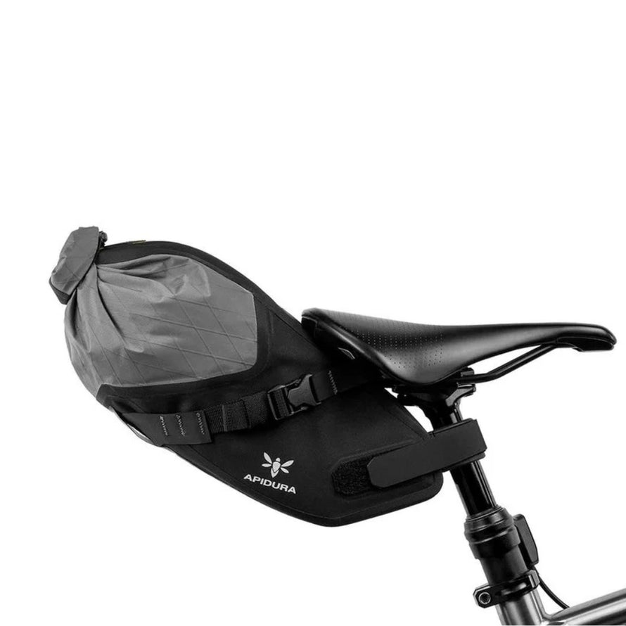 Sacoche de selle bikepacking Apidura Backcountry 6L noire, idéale pour aventures vélo longues distances