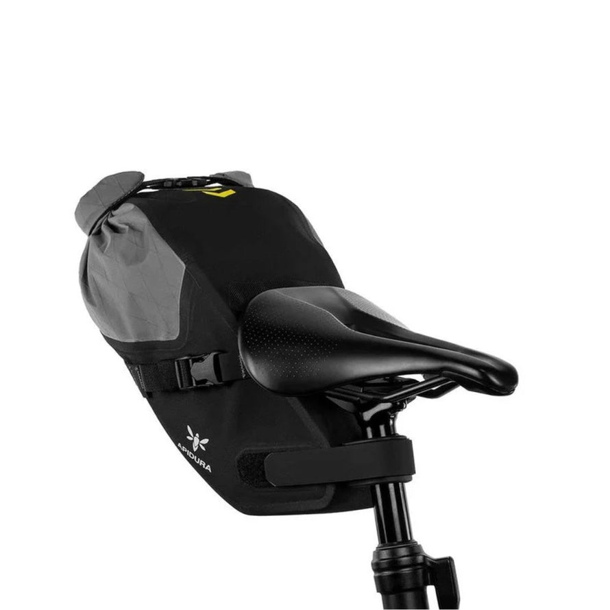 Sacoche de selle bikepacking Apidura Backcountry 6L noire avec fixation velcro robuste pour aventures longues distances