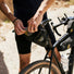 Sacoche de selle bikepacking Apidura Racing noire et jaune, compacte et résistante pour aventures vélo longues distances