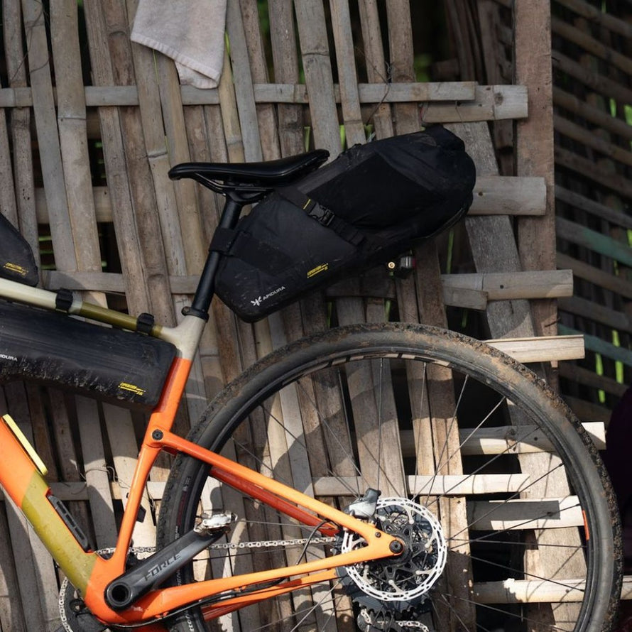 Sacoche de selle Expedition Apidura noire, étanche et durable pour le bikepacking et les voyages à vélo longue distance