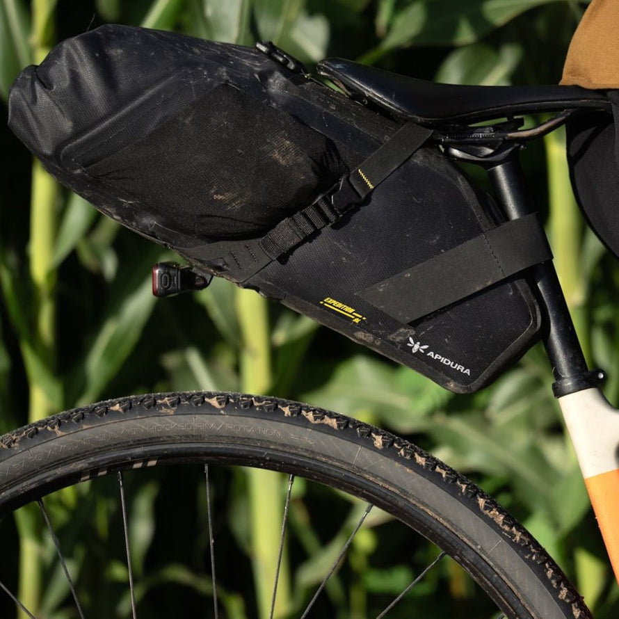 Sacoche de selle Expedition Apidura noire, étanche et haute capacité pour bikepacking et aventures à vélo prolongées