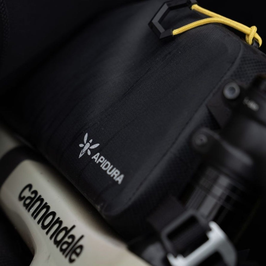 Sacoche top tube Apidura Expedition 1 litre noire, étanche et durable pour cyclotourisme et bikepacking