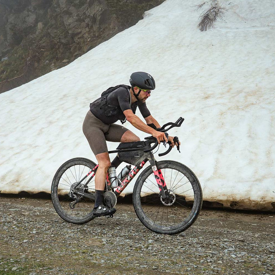Sacoche de tube Apidura Aero Bolt-On compacte noire, idéale pour cyclisme longue distance et conditions variées