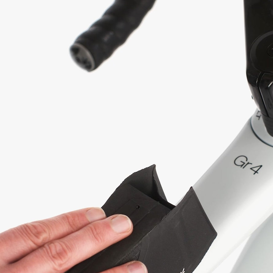 Sacoche de tube Apidura Aero Bolt-On fixation rapide pour un rangement sécurisé et discret sur vélo de route