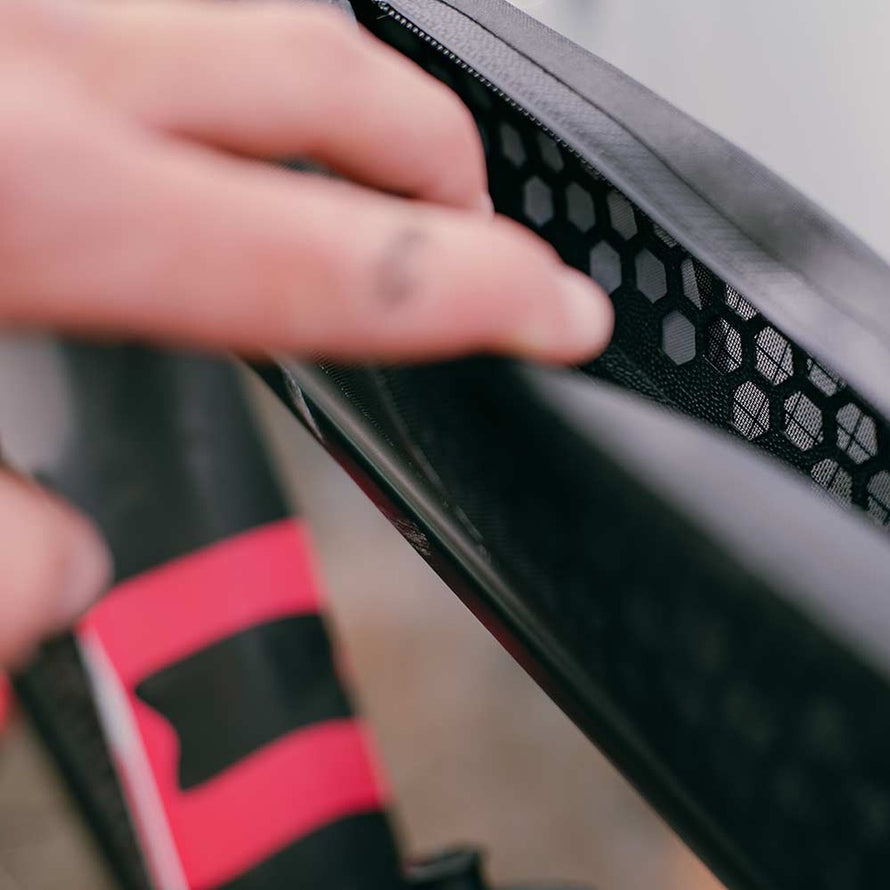 Interieur sacoche de tube Apidura Aero Bolt-On noire avec detail mesh hexagonal pour rangement organise