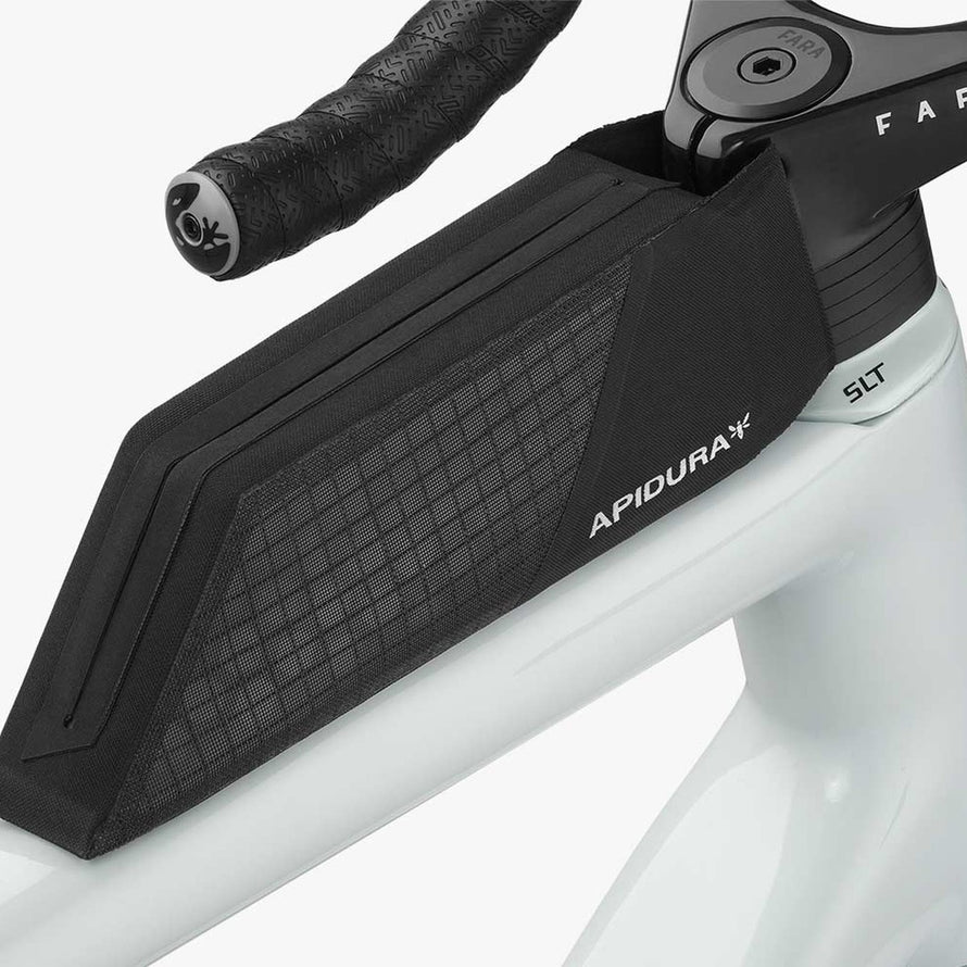 Sacoche de tube Apidura Aero Bolt-On noire compacte, design aero innovant pour velo route et rangement sécurisé