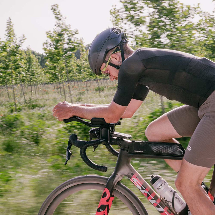 Sacoche de tube Apidura Aero Bolt-On noire, design aero pour velo triathlon et rangement optimisé