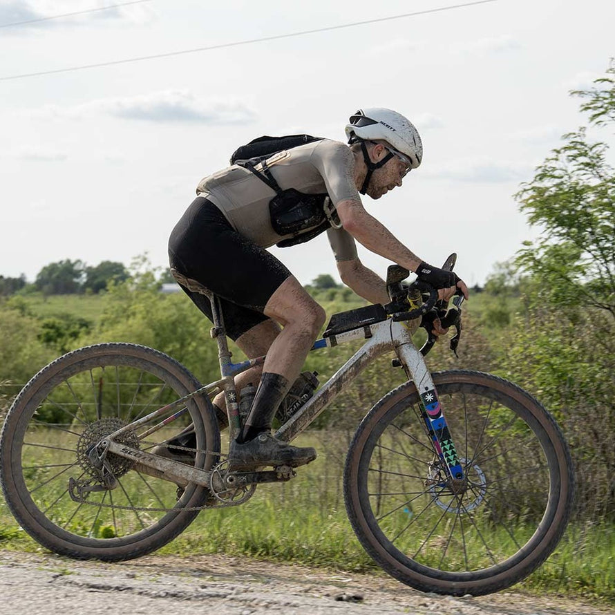 Sacoche de tube superieur Apidura Aero 0.4L noire, ideale pour velo gravel et vtt, robuste et aerodynamique