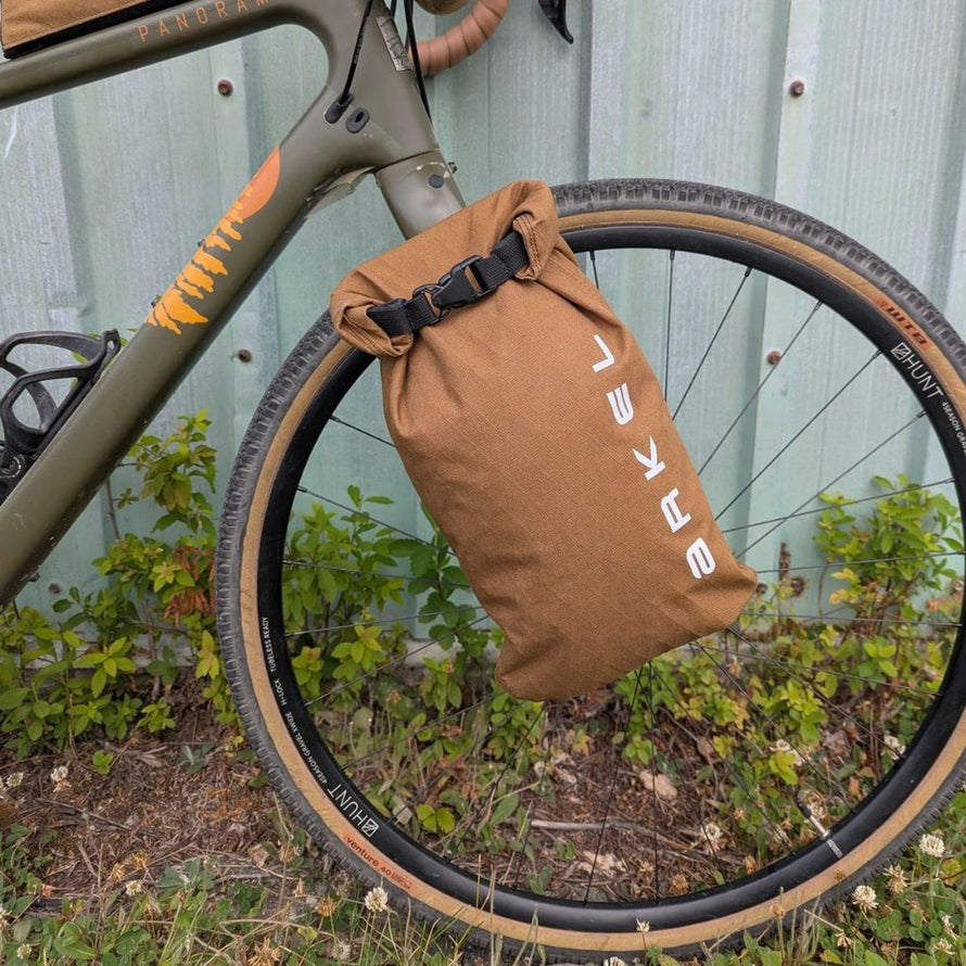 Sacoche de fourche bikepacking Arkel Forkpacker, étanche et pratique pour longues expéditions à vélo