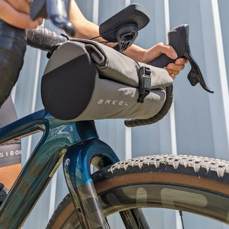 Sacoche de guidon etanche Arkel Burrito grise fixee sur velo gravel pour cyclotourisme et bikepacking