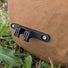 Fixation securisee de la sacoche et cage de fourche bikepacking Arkel Forkpacker pour expeditions velo