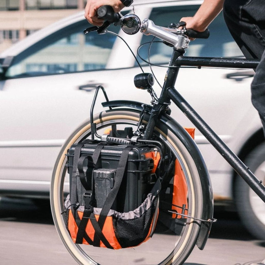 Sacoche Arkel Haul-it orange et noir fixée sur porte-bagages vélo robuste et spacieuse pour transport sécurisé