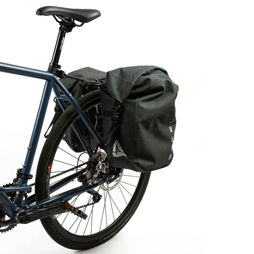 Sacoches etanches Arkel Orca 2 2x17,5L en noir fixees a un velo pour cyclotourisme et transport pratique