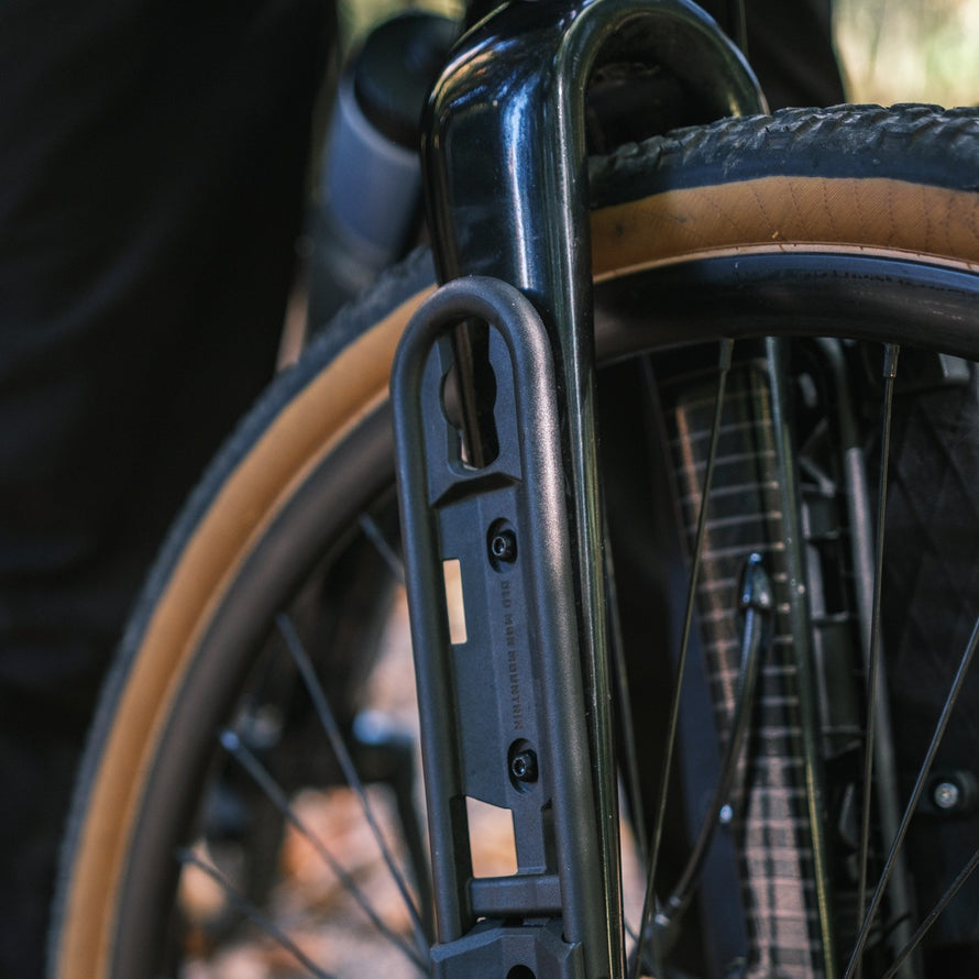 Fixation robuste du Pack Bikepacking Arkel 34,5 L sur la fourche de vélo pour une meilleure stabilité