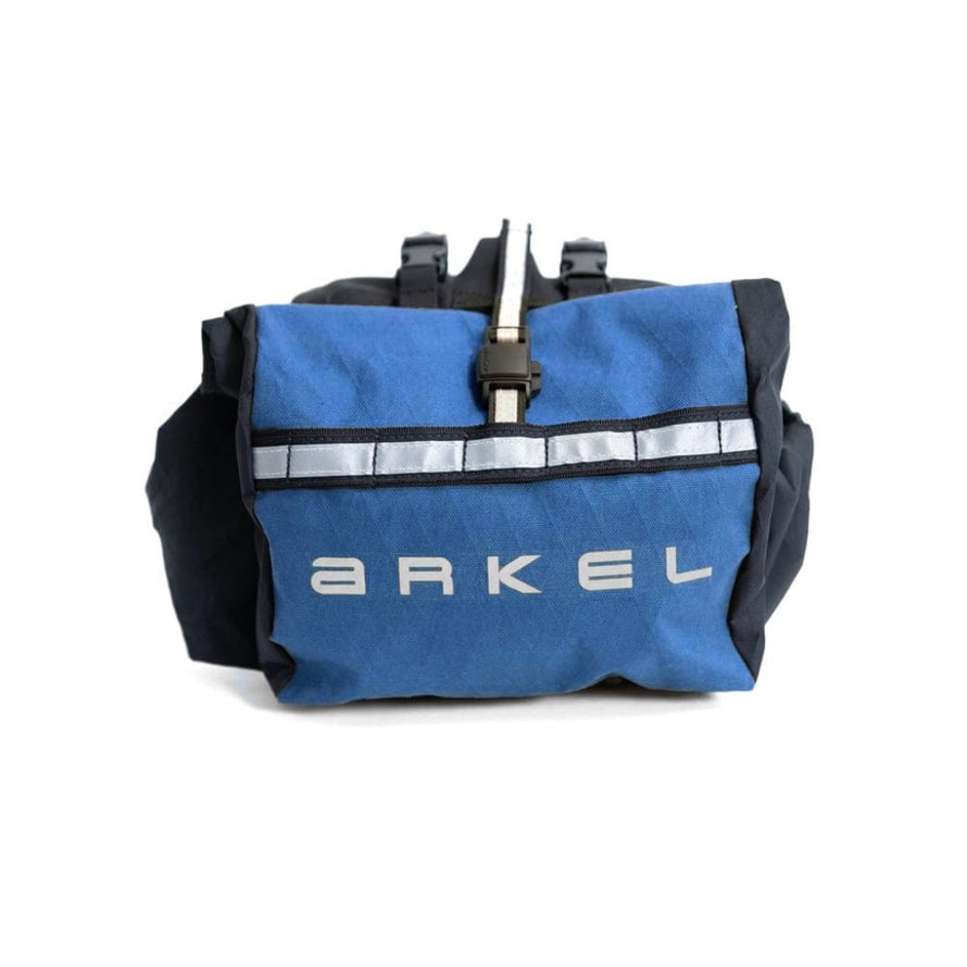 Sacoche de selle etanche Bikepacking Arkel Rollpacker bleue avec fixation robuste et logo visible