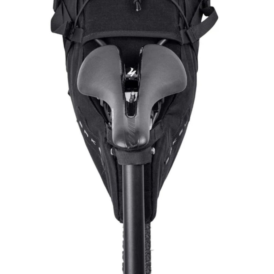 Sacoche de selle bikepacking Arkel Seatpacker noire compacte, résistante et pratique pour cyclotourisme
