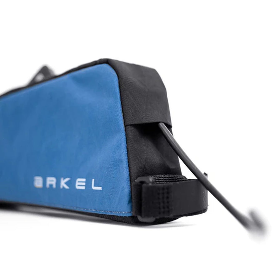 Sacoche top tube Arkel Taco bleue avec cordon de charge intégré pour vélo bikepacking pratique et fonctionnel