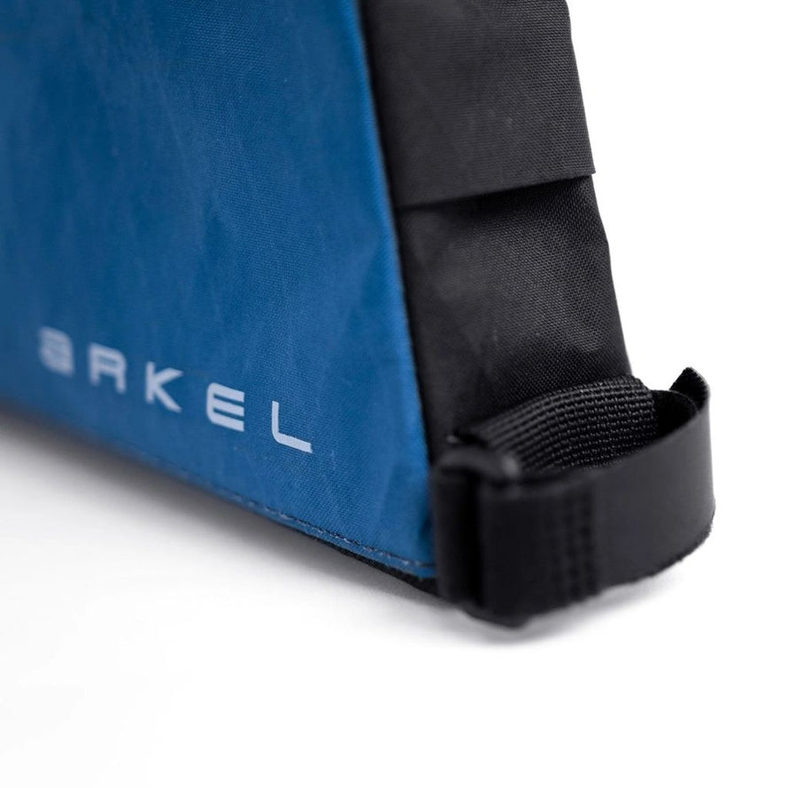 Détail de la fixation de la sacoche top tube Arkel Taco bleue pour vélo bikepacking