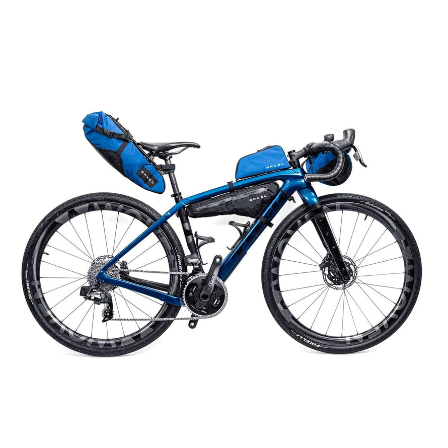 Velo complet equipe sacoche top tube Arkel Taco bleue pour bikepacking et acces rapide aux accessoires