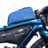 Sacoche top tube Arkel Taco bleue installée sur cadre de vélo VTT pour transport léger et pratique