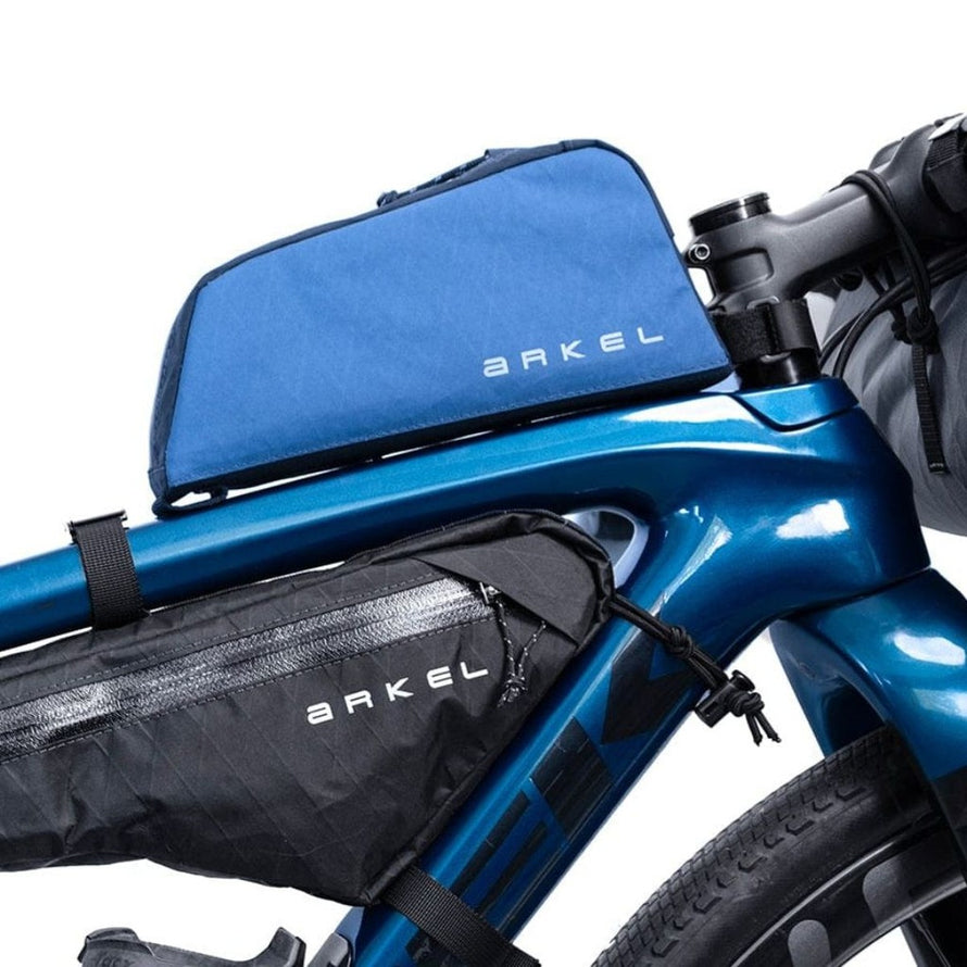 Sacoche top tube Arkel Taco bleue installée sur cadre de vélo VTT pour transport léger et pratique