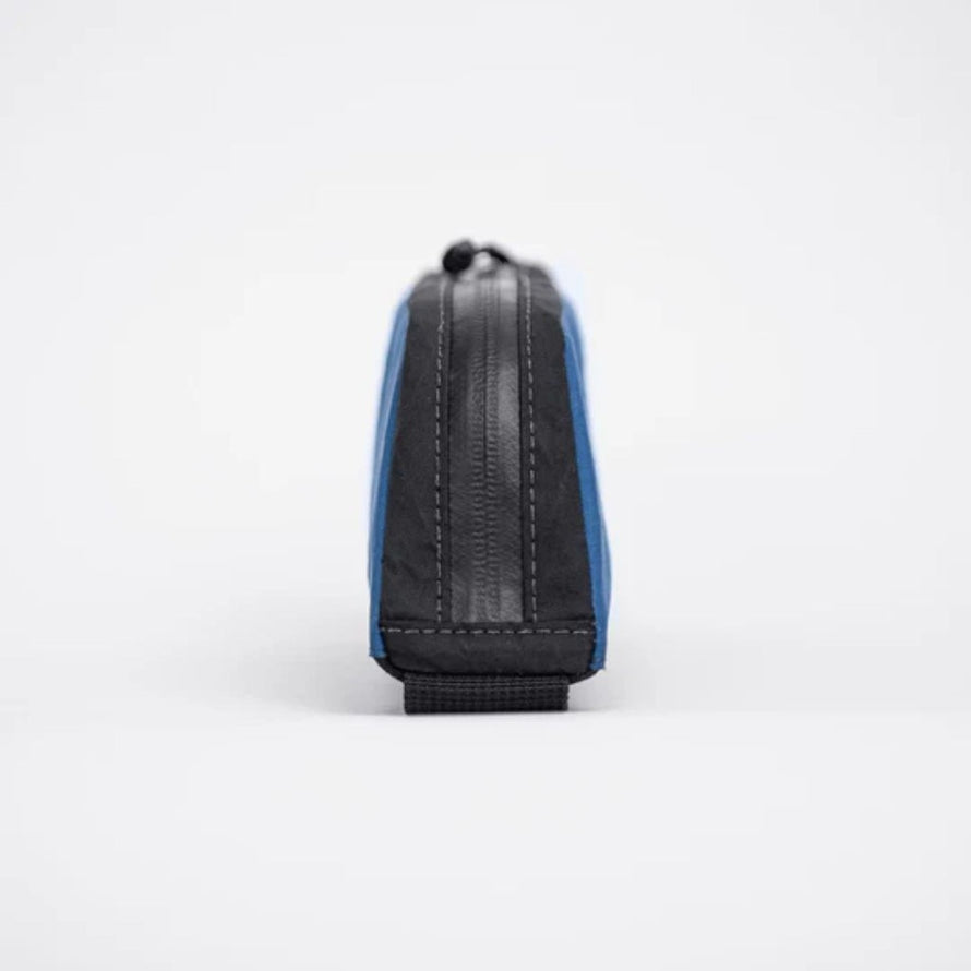 Sacoche top tube Arkel Taco bleue vue de face avec fermeture eclair robuste pour accessoires vélo