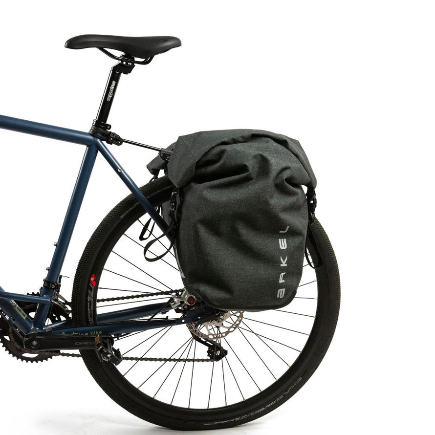 Sacoches etanches Arkel Orca 2 2x17,5L fixees sur velo pour cyclotourisme et transport efficace