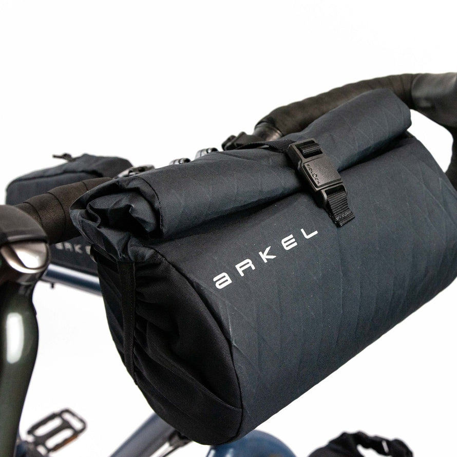 Sacoche guidon compacte noire Arkel Set Bikepacking 34,5 L, résistante et étanche pour aventures vélo longues distances