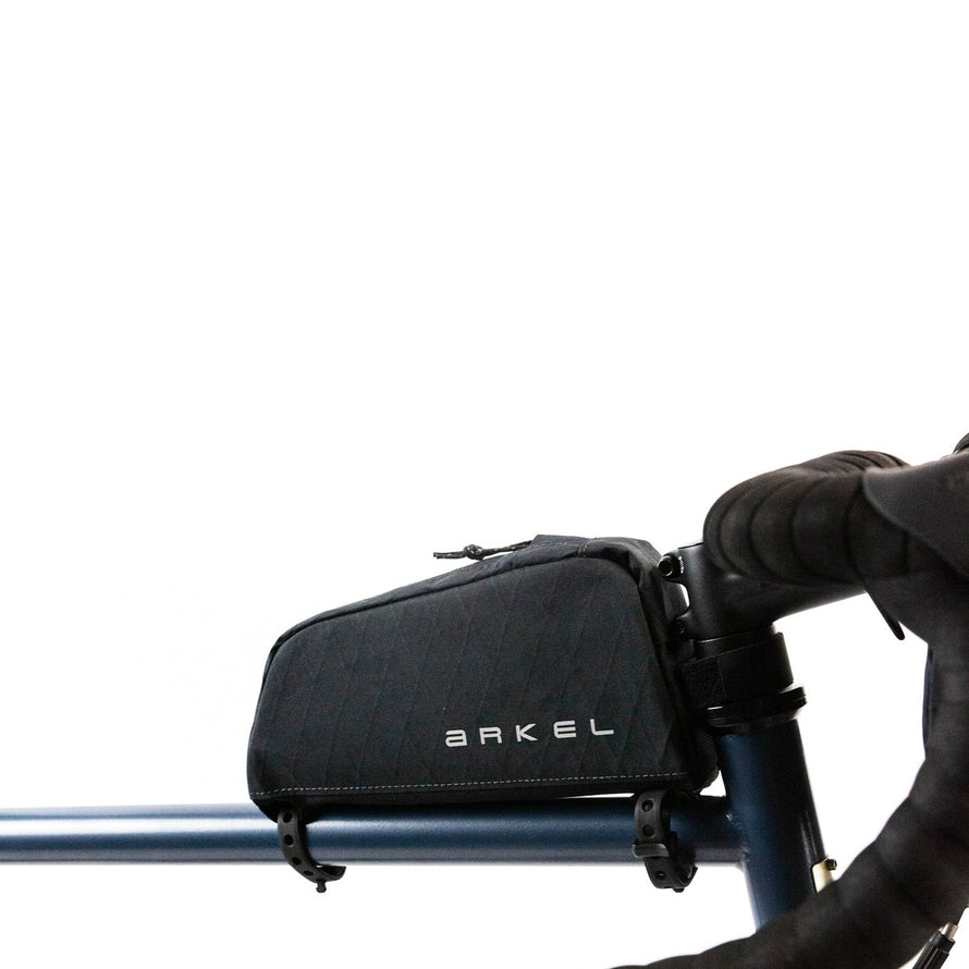 Sacoche top tube compacte noire Arkel Set Bikepacking 34,5 L, résistante et pratique pour vos aventures vélo