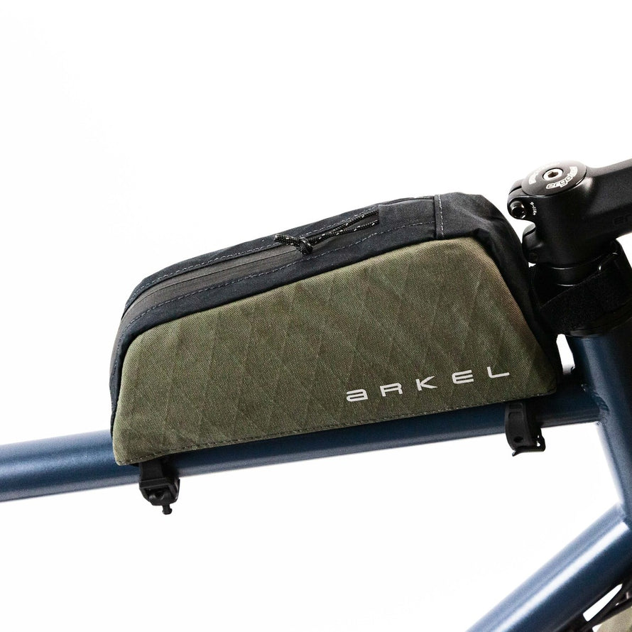 Sacoche top tube olive Arkel Set Bikepacking 34,5 L avec fermeture éclair résistante et design épuré pour bikepacking