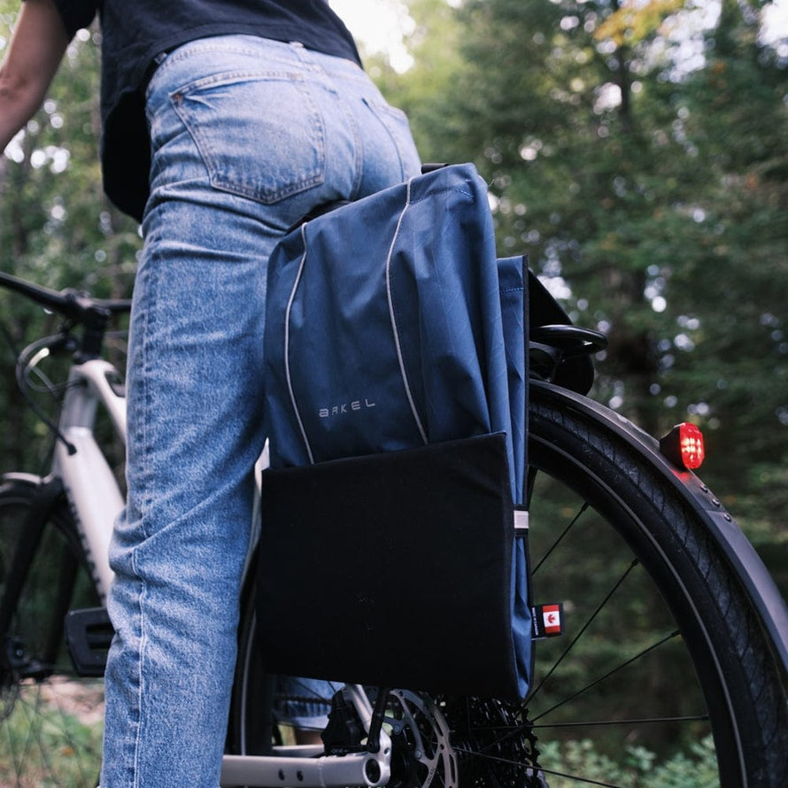 Sac cabas velo Arkel Shopper Xpac bleu fonce, impermeable et spacieux pour cyclistes urbains exigeants