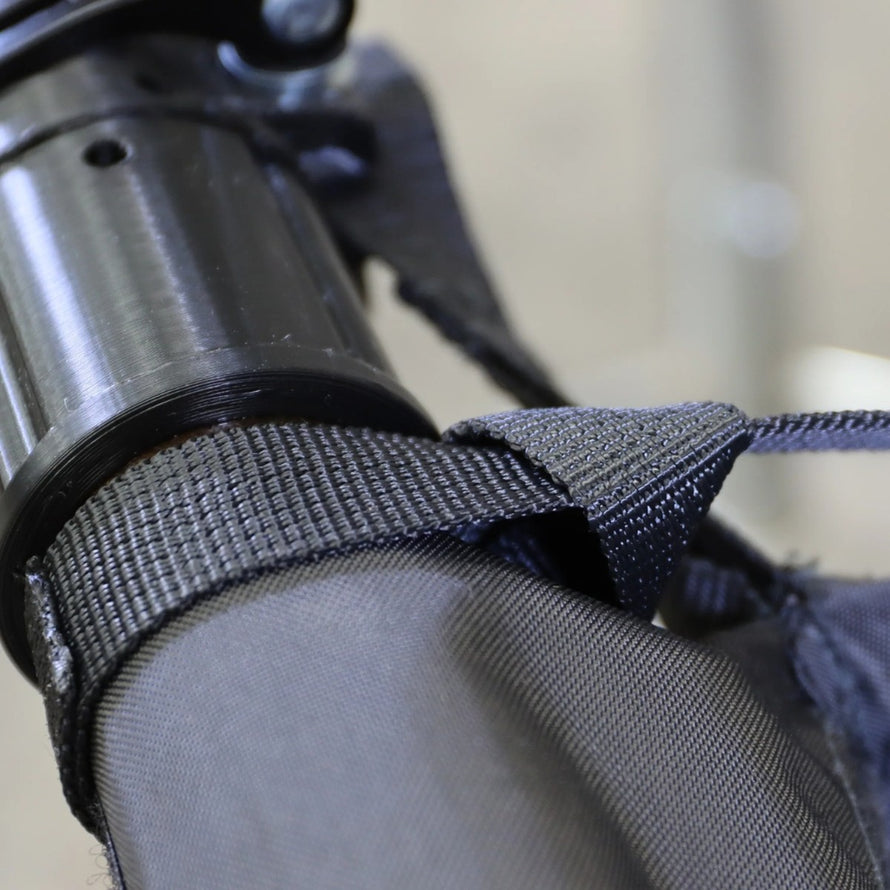 Attache solide de la laisse de securite pour chien modele Globe For You sur remorque velo